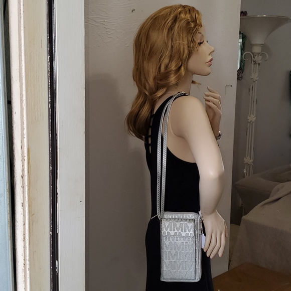 Silver metalic color phone & wallet . - Picture 8 of 9